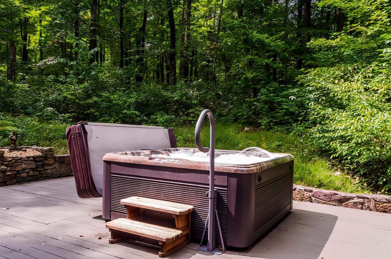 Secluded Oasis W Hot Tub, Screened-In Porch, Wifi! 伯克利斯普林斯 外观 照片