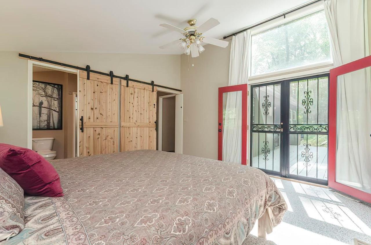 Secluded Oasis W Hot Tub, Screened-In Porch, Wifi! 伯克利斯普林斯 外观 照片
