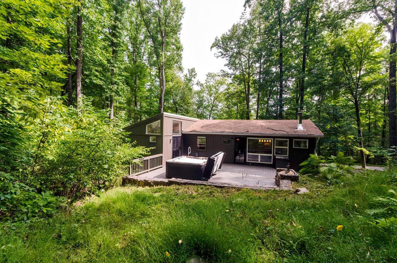 Secluded Oasis W Hot Tub, Screened-In Porch, Wifi! 伯克利斯普林斯 外观 照片