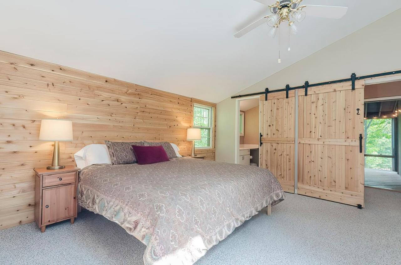 Secluded Oasis W Hot Tub, Screened-In Porch, Wifi! 伯克利斯普林斯 外观 照片