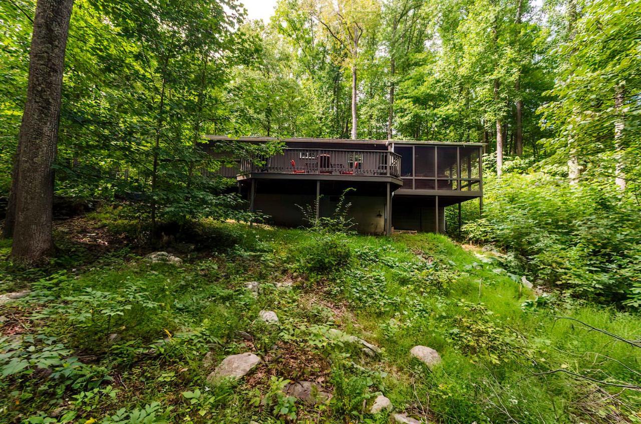 Secluded Oasis W Hot Tub, Screened-In Porch, Wifi! 伯克利斯普林斯 外观 照片