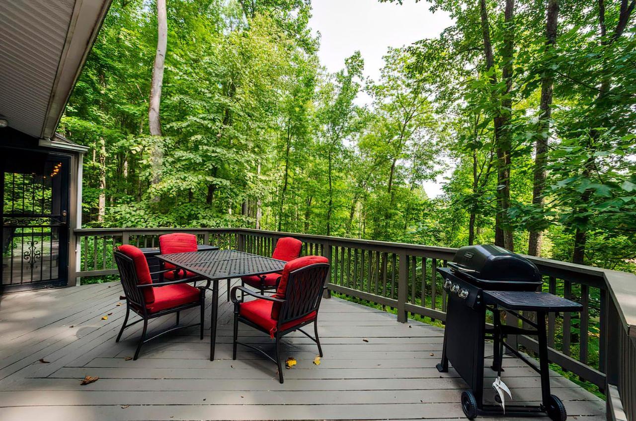 Secluded Oasis W Hot Tub, Screened-In Porch, Wifi! 伯克利斯普林斯 外观 照片